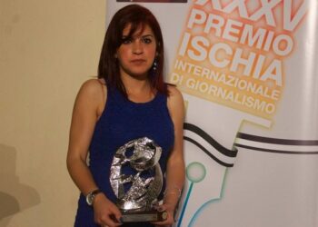 Lina Ben Mhenni re&ccedil;oit le Prix International du Journalisme et le d&eacute;die aux femmes, aux martyrs et aux migrants