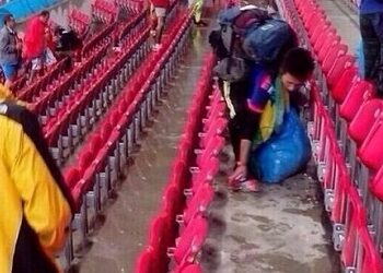 Coupe du monde - Les supporters japonais nettoient leur tribune après la défaite de leur équipe