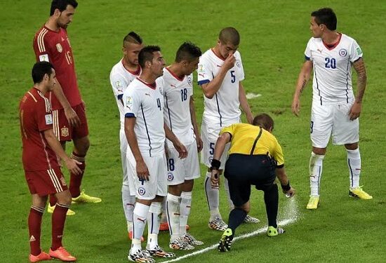 Foot : Les arbitres français se mettent au spray...