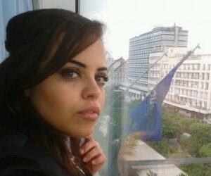 Report du verdict dans l'affaire Hela Boujneh, maltrait&eacute;e par la police et jug&eacute;e pour "outrage et violence &agrave; fonctionnaire"