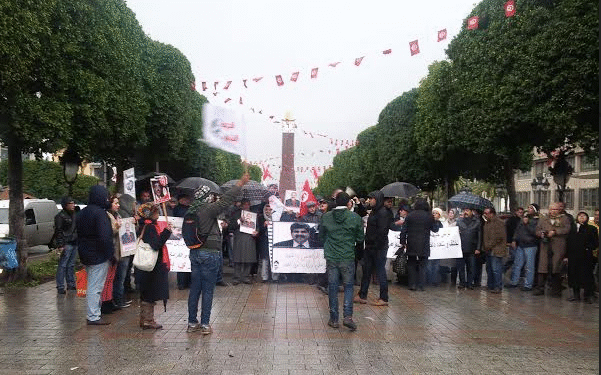 Sit-in sous la pluie à Tunis : Qui est-ce qui a tué Belaid et Brahmi ?