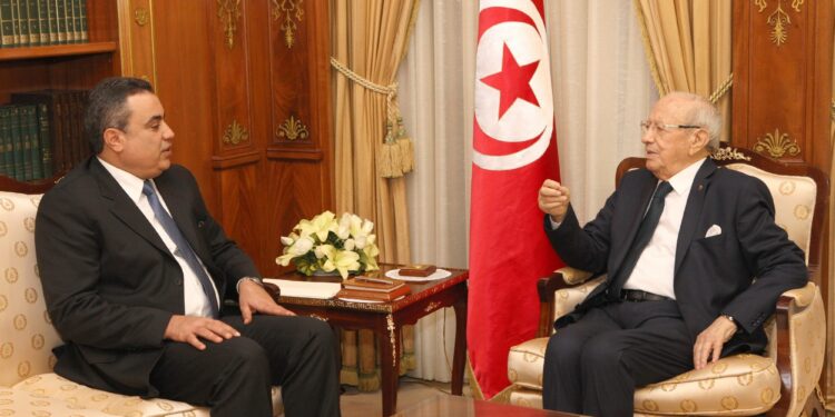Mehdi Jomaa présente la démission de son gouvernement à Béji Caid Essebsi