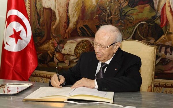 Charlie Hebdo : Beji Caid Essebsi à la résidence de France pour signer le registre des condoléances