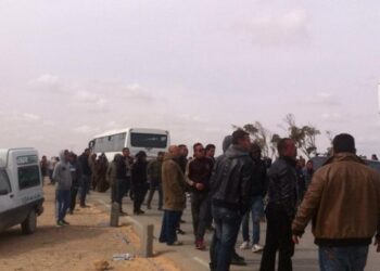 L'arm&eacute;e tunisienne escorte les Egyptiens &eacute;vacu&eacute;s vers l'a&eacute;roport de Djerba-Zarzis