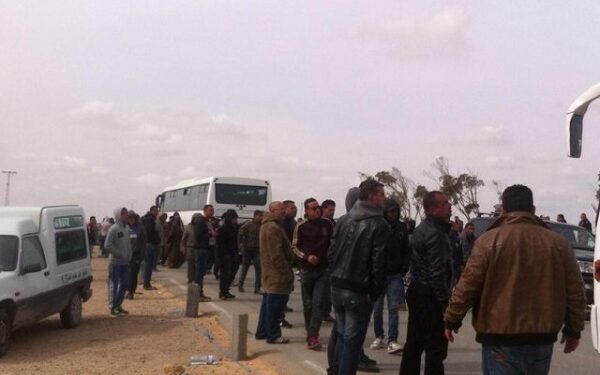 L'armée tunisienne escorte les Egyptiens évacués vers l'aéroport de Djerba-Zarzis