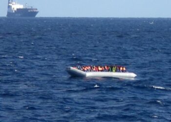 Italie : 121 migrants sauvés et 10 morts après le naufrage d'un bateau