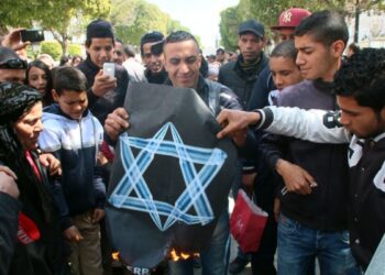 F&ecirc;te des martyrs &agrave; Tunis : "Mort aux sionistes, mort aux terroristes" crient les manifestants
