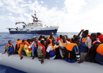 Un couple de millionnaires sillonne la méditerranée pour sauver des migrants