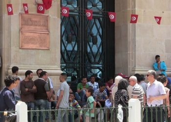 Tunis : Sit-in des vendeurs ambulants devant le si&egrave;ge du Gouvernorat | Vid&eacute;o