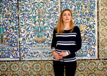 La compagne de Fran&ccedil;ois Hollande, Julie Gayet, est venue en Tunisie... en solitaire