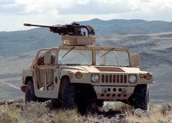 52 véhicules militaires Humvee et un bateau de patrouille américains livrés à l'armée tunisienne