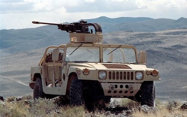 52 véhicules militaires Humvee et un bateau de patrouille américains livrés à l'armée tunisienne