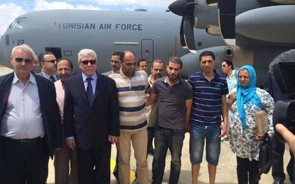 Les 10 diplomates tunisiens kidnapp&eacute;s en Libye, de retour en Tunisie