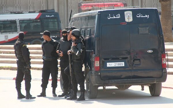 Qui cherche à harceler et démoraliser les forces de l'ordre ?