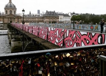Les œuvres du Tunisien "eL Seed" remplacent les cadenas d'amour au pont des Arts à Paris