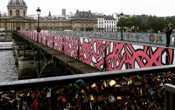 Les œuvres du Tunisien "eL Seed" remplacent les cadenas d'amour au pont des Arts à Paris