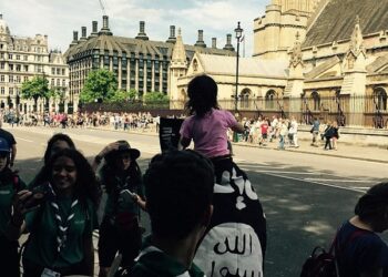 Un homme se balade près du Parlement britannique avec le drapeau de l’Etat Islamique !