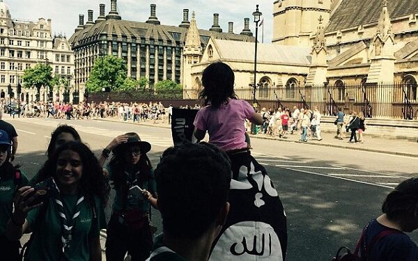 Un homme se balade près du Parlement britannique avec le drapeau de l’Etat Islamique !