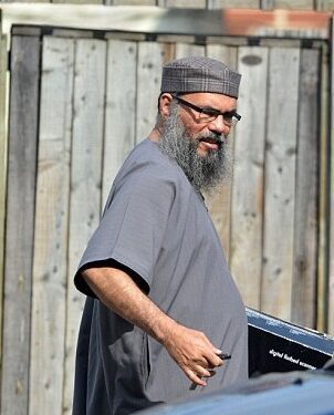 Un leader extrémiste vivant en Grande-Bretagne aurait inspiré Rezgui