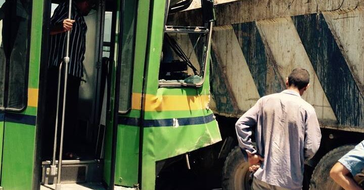 Une semi-remorque se fait emboutir par un métro à la Manouba