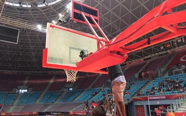 Photo du jour : Le panneau se casse lors du match Nigeria-Ouganda &agrave; l'AfroBasket