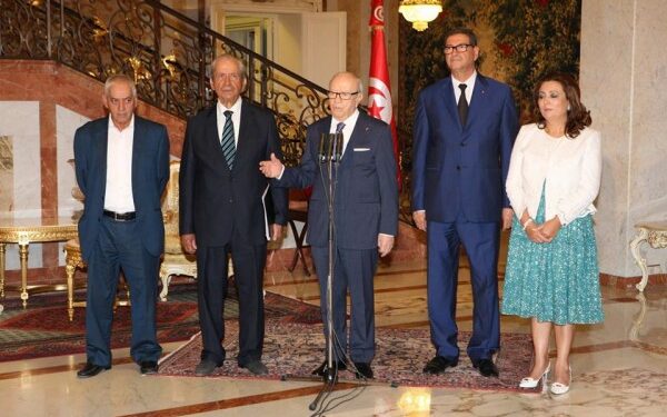 Une r&eacute;union de trois heures pr&eacute;sid&eacute;e par B&eacute;ji Ca&iuml;d Essebsi pour "examiner la situation g&eacute;n&eacute;rale" du pays