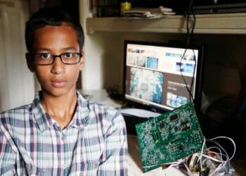 Arrêté pour une horloge qui ressemble à une bombe, Ahmed Mohamed crée le buzz