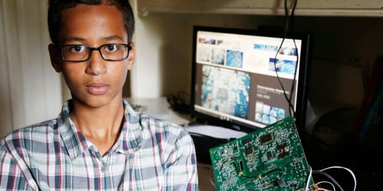 Arrêté pour une horloge qui ressemble à une bombe, Ahmed Mohamed crée le buzz