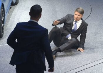 Salon de l'automobile de Francfort : Le patron de BMW s’évanouit en pleine présentation !