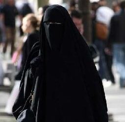 Le niqab, source de pol&eacute;mique dans une &eacute;cole de M&eacute;denine