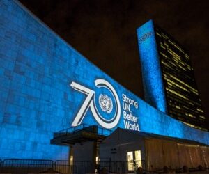 Le Théâtre Municipal et la Porte de France illuminés en bleu à l'occasion du 70ème anniversaire de l'ONU