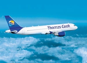 R&eacute;sident &agrave; Londres, un citoyen tunisien manifeste seul devant le si&egrave;ge de Thomas Cook