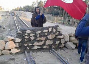 El Gtar : Des protestataires construisent un mur pour bloquer le transport du phosphate