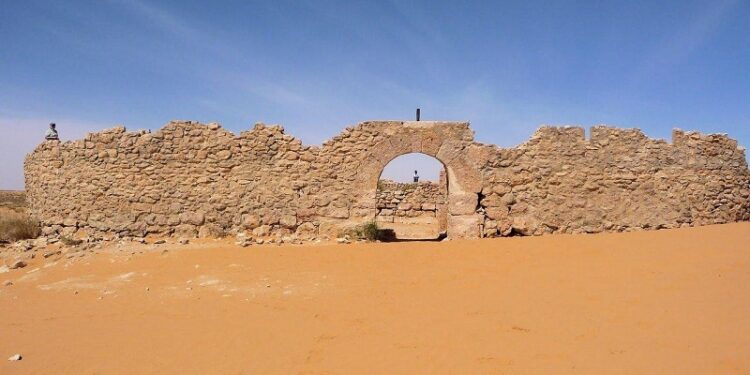 A Ksar Ghilane, ancien fort romain de Tisavar...