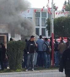 Siliana : Les ouvriers de chantier incendient des pneus devant le si&egrave;ge du gouvernorat