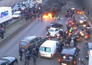 Mouvement de protestation en France: Des pneus incendiés et des routes bloquées
