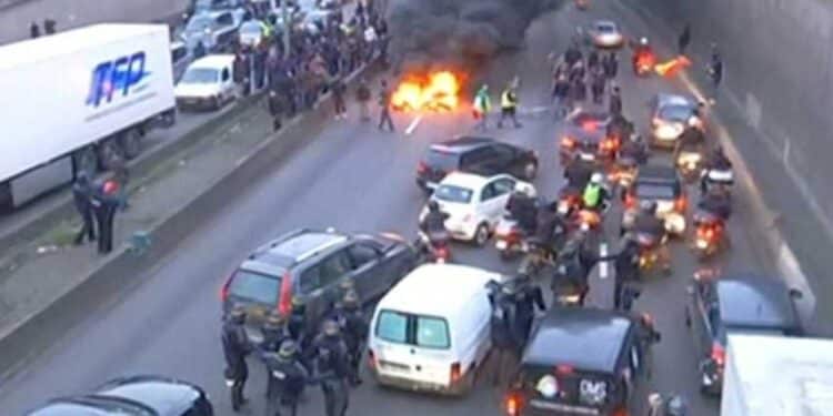 Mouvement de protestation en France: Des pneus incendiés et des routes bloquées