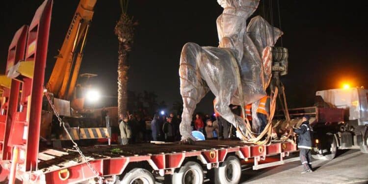 Une statue de Bourguiba install&eacute;e &agrave; Monastir