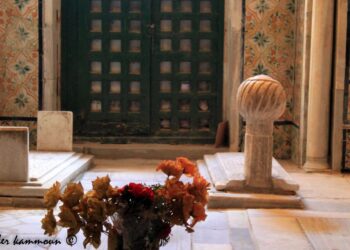 Des fleurs pour la tombe de Aziza Othmana