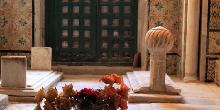 Des fleurs pour la tombe de Aziza Othmana