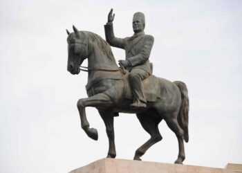 Tout ira mieux quand la statue reviendra sur l'avenue...