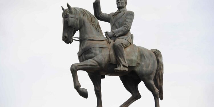 Tout ira mieux quand la statue reviendra sur l'avenue...