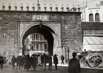 A Tunis, la Porte aux deux noms : Préférez-vous Bab Bhar ou Porte de France ?