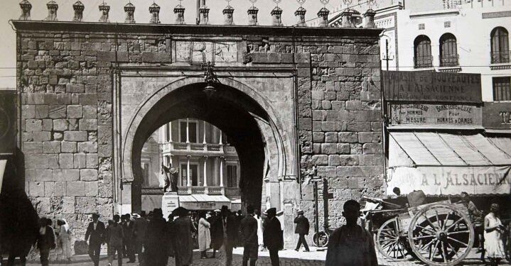 A Tunis, la Porte aux deux noms : Préférez-vous Bab Bhar ou Porte de France ?