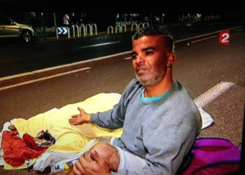 L'interview d'un homme assis à coté du corps d'un proche, fait polémique en France