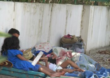 Tunis : Une famille, livr&eacute;e &agrave; elle-m&ecirc;me, install&eacute;e dans la rue !