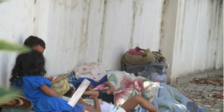 Tunis : Une famille, livrée à elle-même, installée dans la rue !