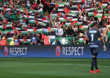 Les supporters du Celtic brandissent le drapeau palestinien, l'UEFA sanctionne !