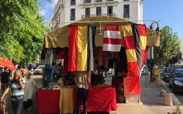 CA-EST : Depuis ce matin, c'est la queue devant les guichets et les... boutiques !