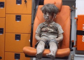 Étourdi et ensanglanté, cet enfant est devenu le visage humain de l'horreur à Alep